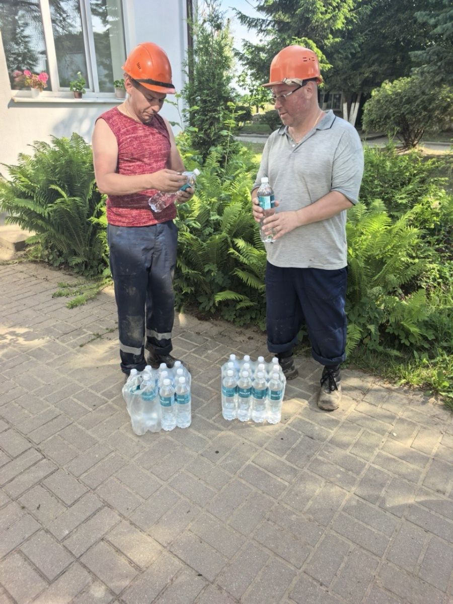 Работа коммунальщиков не прекращается даже в жару