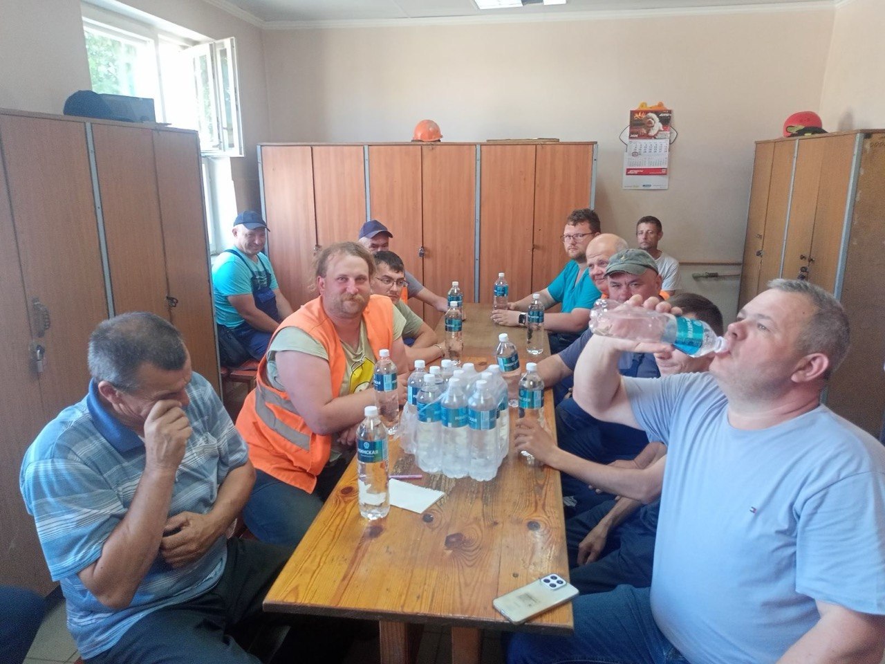 Работа коммунальщиков не прекращается даже в жару